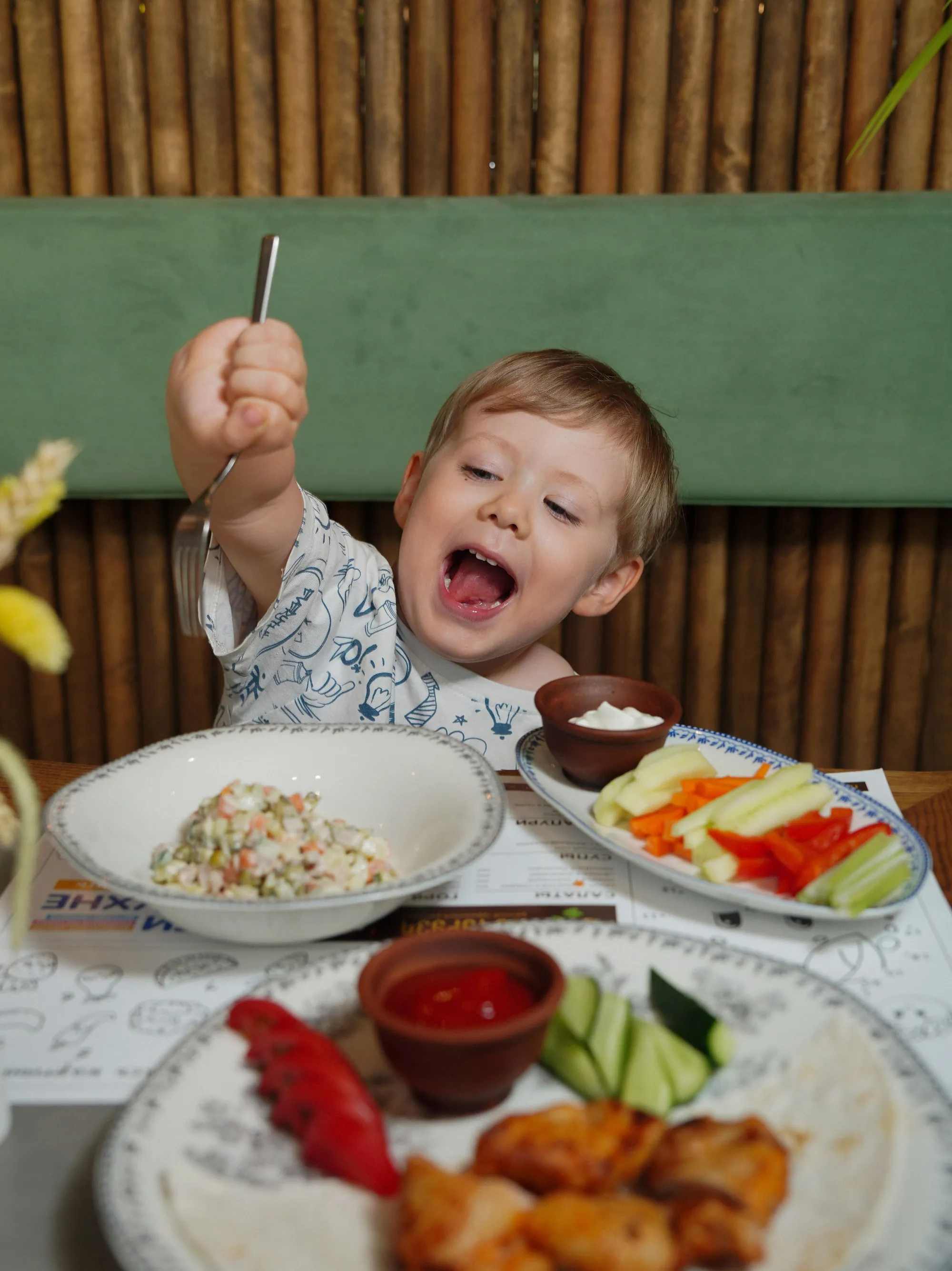 Kind freut sich über sein Mittagessen