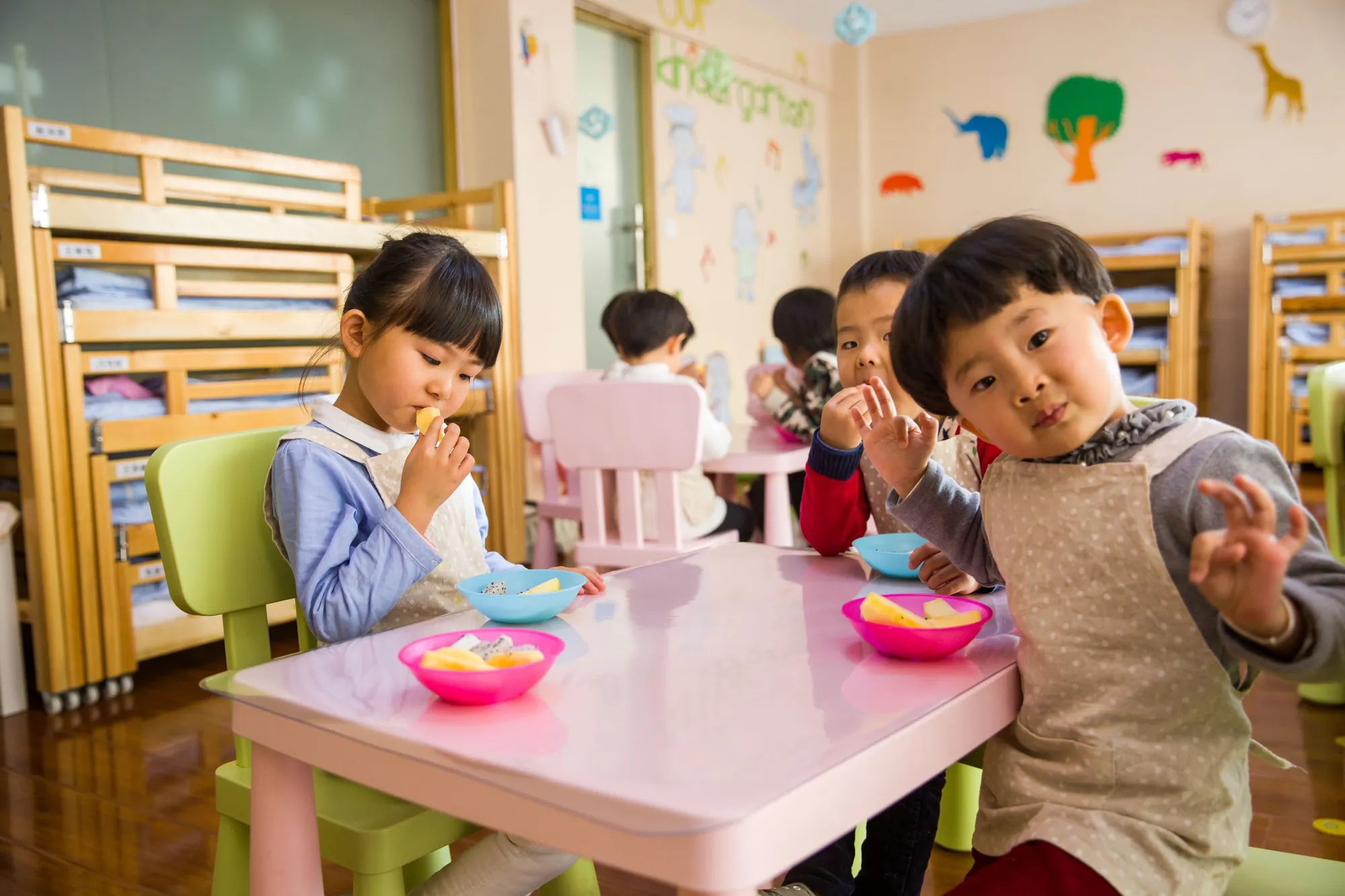 Kinder am Mittagstisch in der Kita