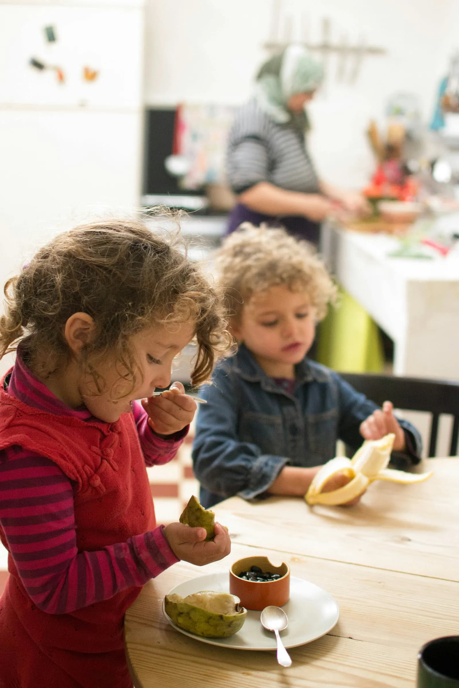 Kinder beim Mittagessen am Tisch
